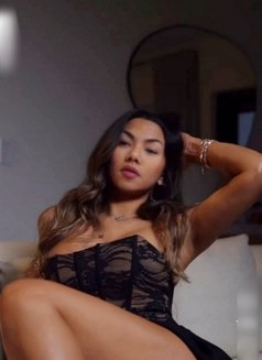 Michelle Caviar - Transsexual escort in Toronto Photo 7 of 11
