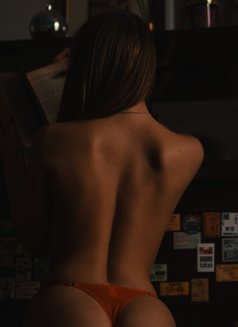 Michelle - escort in Dubai Photo 3 of 7