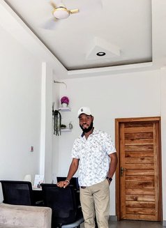 Hotshot - Male escort in Accra Photo 2 of 6