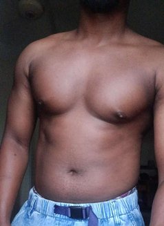 Mike - masseur in Dar es Salaam Photo 3 of 4
