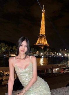 Miki Young and Beautiful - puta in London Photo 4 of 10