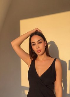 Mila - puta in Dubai Photo 2 of 3