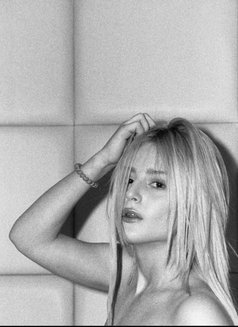 Mila - escort in Manila Photo 3 of 7