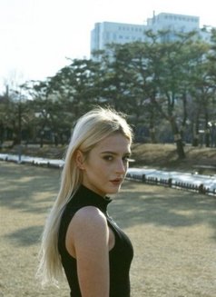 Mila - escort in Manila Photo 5 of 7