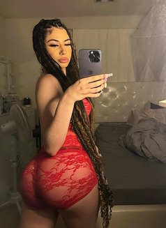 Mila - escort in Muscat Photo 2 of 4