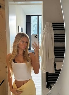 Milana - puta in Singapore Photo 1 of 4