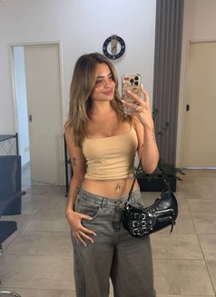 Millie - puta in Singapore Photo 15 of 17