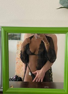 Mimi - escort in Geneva Photo 4 of 8