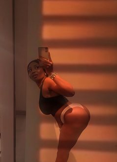 Mimi - masseuse in Abu Dhabi Photo 1 of 2