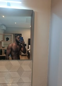 Shad ( all around Johannesburg) - masseur in Johannesburg Photo 5 of 11