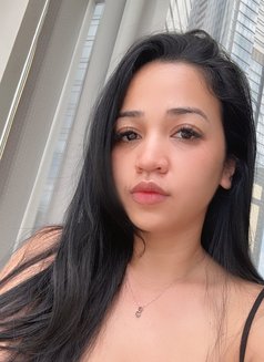 Mini - escort in Singapore Photo 5 of 6