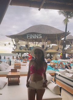 Mini - escort in Singapore Photo 6 of 6