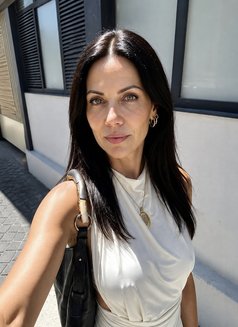 Miss Aunt Dina - puta in Singapore Photo 6 of 7
