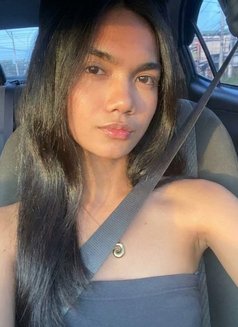 Miss J Deylor - escort in Manila Photo 1 of 4