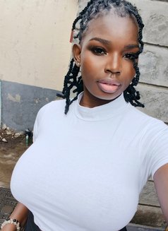 Miss - escort in Berlin Photo 3 of 9