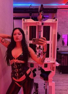 Miss May - puta in London Photo 7 of 8