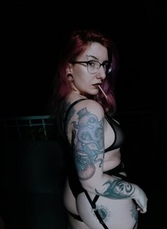 Miss Rena - puta in Madrid Photo 20 of 22