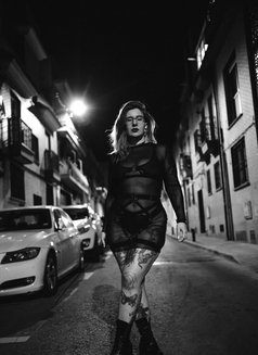Miss Rena - puta in Madrid Photo 13 of 22