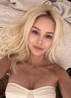 Miss Viktoria - puta in Dubai Photo 4 of 9