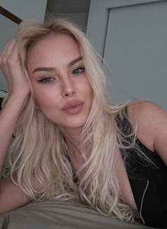 Miss Viktoria - puta in Dubai Photo 5 of 9