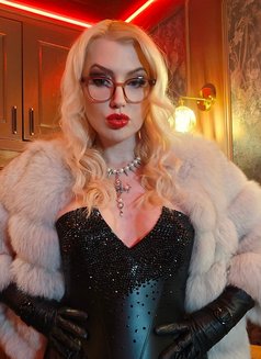 Mistress Alexander - dominatrix in Paris Photo 9 of 9