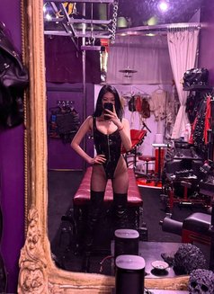 Mistress Annie - dominatrix in Madrid Photo 4 of 6