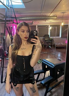 Mistress Cora Verified - dominatrix in Paris Photo 4 of 9