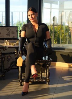 Mistress Izabel - puta in London Photo 3 of 10