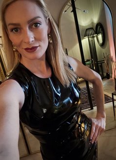 Mistress Lola - dominatrix in Vancouver Photo 6 of 7