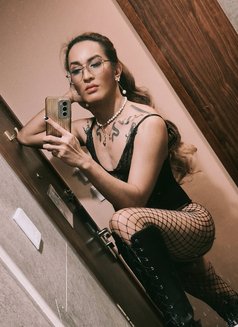 Mistress QUEEN ASIA TOP ESCORT - Transsexual escort in Hong Kong Photo 19 of 30