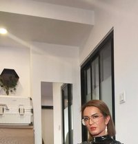 Mistress QUEEN ASIA TOP ESCORT - Transsexual escort in Hong Kong Photo 29 of 30