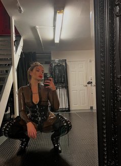 Mistress Sloane - dominatrix in Brussels Photo 3 of 11