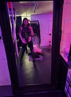 Mistress Sloane - dominatrix in Prague (Praha) Photo 6 of 12