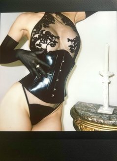 Mistress Zixuan - dominatrix in London Photo 4 of 5