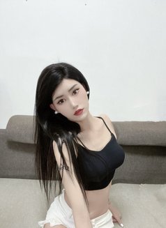 Miu Miu - puta in Hangzhou Photo 1 of 5