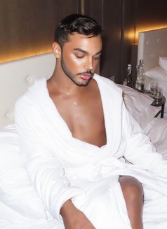 MN THE DOLL - Male escort in Dubai Photo 2 of 5