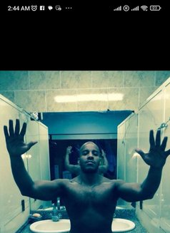 Mode - Male escort in Dubai Photo 3 of 4