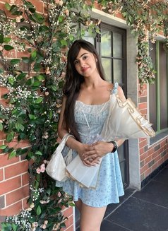 Model Pooja - puta in Doha Photo 9 of 9