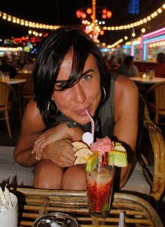 Molli - escort in Hong Kong Photo 1 of 5