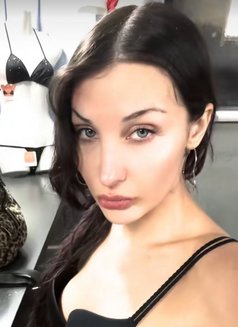 Molly - escort in Tokyo Photo 1 of 3