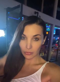 Molly - escort in Tokyo Photo 2 of 3