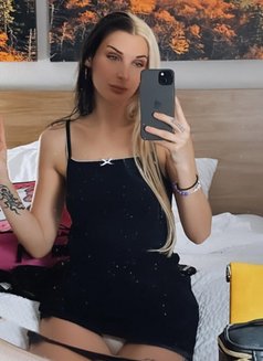 Molly - escort in Tokyo Photo 3 of 3