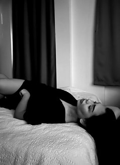 Molly - escort in Dubai Photo 2 of 21