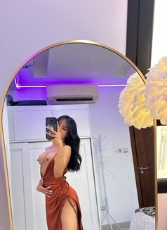 Monista VIP - Transsexual escort in Singapore Photo 12 of 18
