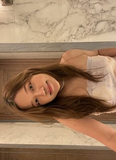 Mona - puta in Dubai Photo 4 of 5