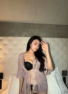 Monica - escort in Singapore Photo 5 of 6
