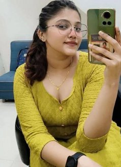 Monika - puta in Bangalore Photo 2 of 2