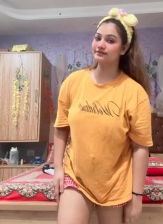 Monika Singh - puta in Mumbai Photo 4 of 10