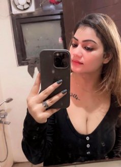 Monika Singh - puta in Mumbai Photo 5 of 10