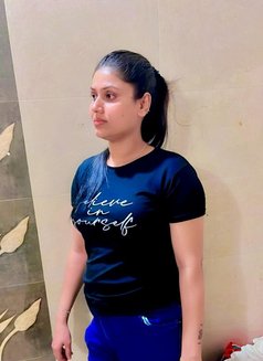 Monika Singh - puta in Mumbai Photo 7 of 10